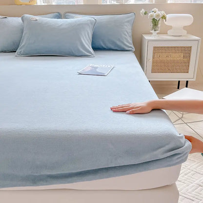 Housse_de_matelas_integrale_bleu_clair_en_velours