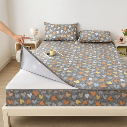 Protège matelas anti-acarien motif cœurs colorés devant