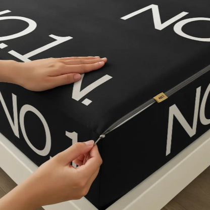 Protège matelas anti-acarien typographique noir lit installe