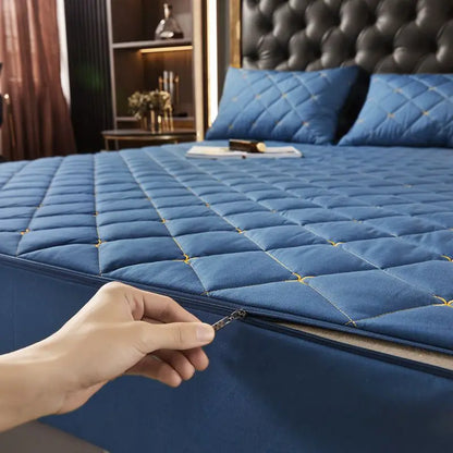 Housse de matelas anti-acarien bleu ciel capitonnée