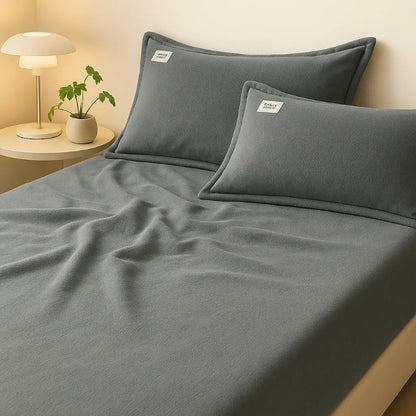 housse-de-matelas-en-velour-gris-raproche